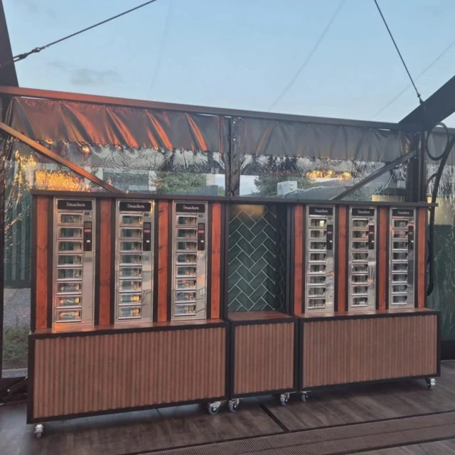 ✨ Uitgelicht: de Vintage Snackmuur! ✨

Op zoek naar een unieke eyecatcher voor je bruiloft, feestje of evenement?
Onze Vintage Snackmuur is niet alleen een lust voor het oog, maar ook voor de maag 😋

Gevuld met heerlijke snacks, stijlvol gepresenteerd in retro automaten, en dat allemaal in een sfeervolle setting.
Perfect voor een verrassend snackmoment tijdens jouw feest!

🚐 Te huur via Frietje on Tour
💥 Origineel, lekker en gegarandeerd een hit bij je gasten!
📅 Boek op tijd, want deze blikvanger is populair!

📩 Stuur ons een berichtje voor beschikbaarheid en info.

#FrietjeOnTour #SnackMuur #VintageSnackmuur #feestjestje #bruiloft #evenementent #snacktime
