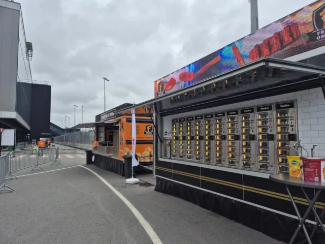 🍟 Frietje on Tour bij Schiphol! 🚧✈️

In opdracht van @cablespacesolutions & @legrandnews kregen we een smakelijke uitdaging voorgeschoteld: 600 hongerige medewerkers voorzien van verse friet en snacks binnen één uur — midden op een bouwterrein bij Schiphol! 💪🔥

Met onze "Frietje on Tour" foodtruck én een goedgevulde snackautomaat draaide alles op volle toeren. Het resultaat? Blije gezichten, volle magen en een topdag op de bouwplaats!

Dank aan iedereen op locatie voor de fijne samenwerking en aan Cable Space & Legrand voor het vertrouwen. Op naar de volgende bouwsite!

#FrietjeOnTour #CableSpaceSolutions #Schiphol #Snacktime #FoodtruckFun #BouwplaatsMetSmaak #Teamwork #frietjeopdebouw