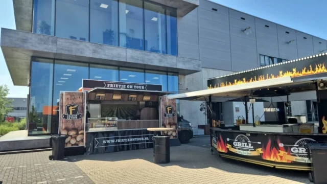 🔥 Grillplezier op locatie in Bergen op Zoom! 🍟🌭

Vandaag mochten we met onze grillwagen én frietwagen neerstrijken bij Bleckmann, waar we maar liefst 180 personen hebben mogen verwennen! 💪

Van 12:00 tot 17:30 stonden we paraat, zodat elke ploeg – dankzij het ploegensysteem – kon genieten van onze verse frieten en het Schwenkgrill Paket 2: een echte smaakbeleving van de grill! 🔥

Wat een heerlijke middag vol gezelligheid, lekker eten en tevreden gezichten. Bedankt Bleckmann voor de fijne samenwerking! 🙌

#Schwenkgrill #FrietjeOnTour #TheGrill #FoodtruckFun #BleckmannSolutions #VerseFrieten #BBQOnTour #teambeloning #bergenopzoom #smullenmaar