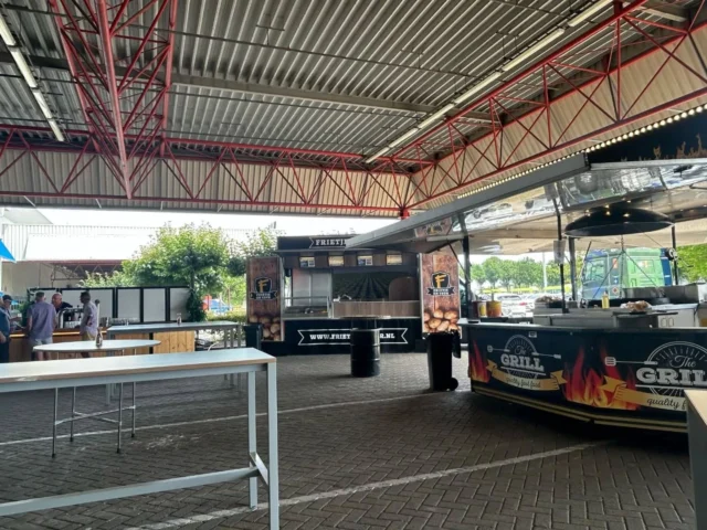 ✨ Wat een geweldige weken hebben we achter de rug! ✨

Van het begin van de schoolvakantie tot gezellige zomerborrels en de aftrap van de bouwvak—het was één groot (en lekker) feest!

🍟 We hebben ruim 10.000 hongerige scholieren voorzien van friet en snacks,
🍻 mochten aanwezig zijn bij zomerborrels van toffe bedrijven,
🌞 en vierden samen met velen het begin van een welverdiende vakantie.

Wij willen iedereen bedanken voor het vertrouwen in ons en wensen jullie een heerlijke zomer toe!

Op naar nog meer smakelijke momenten na de vakantie! 💛

#FrietjeOnTour #Zomer2025 #FoodtruckFun #Bouwvak #Zomerborrel #Bedankt #FijneVakantie